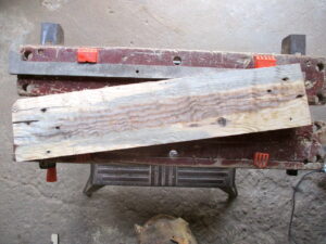 Une planche de palette capte mon attention…